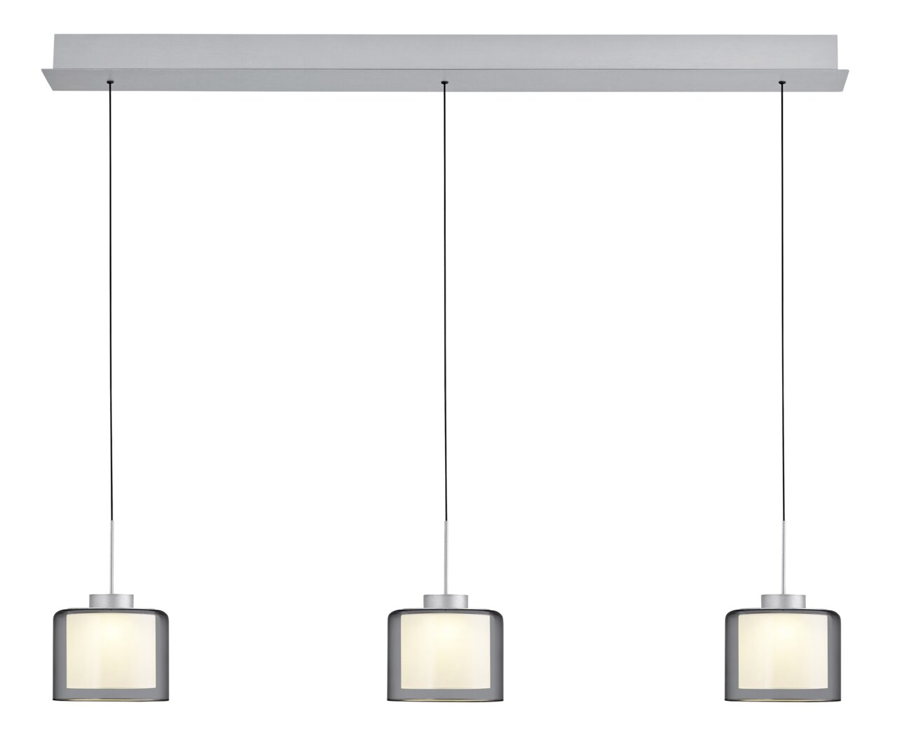 Drievoudige LED-hanglamp in een modern, minimalistisch ontwerp, hier van voren afgebeeld. De lampen hebben een elegante, zilveren afwerking en hangen aan dunne kabels aan een rechthoekige plafondbevestiging.