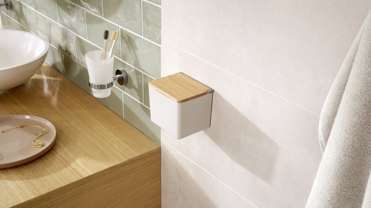 Tesa Opbergdoos BABOO Wandmontierte Baboo Aufbewahrungsbox S mit Holzdeckel in einem modernen Badezimmer, seitliche Perspektive.