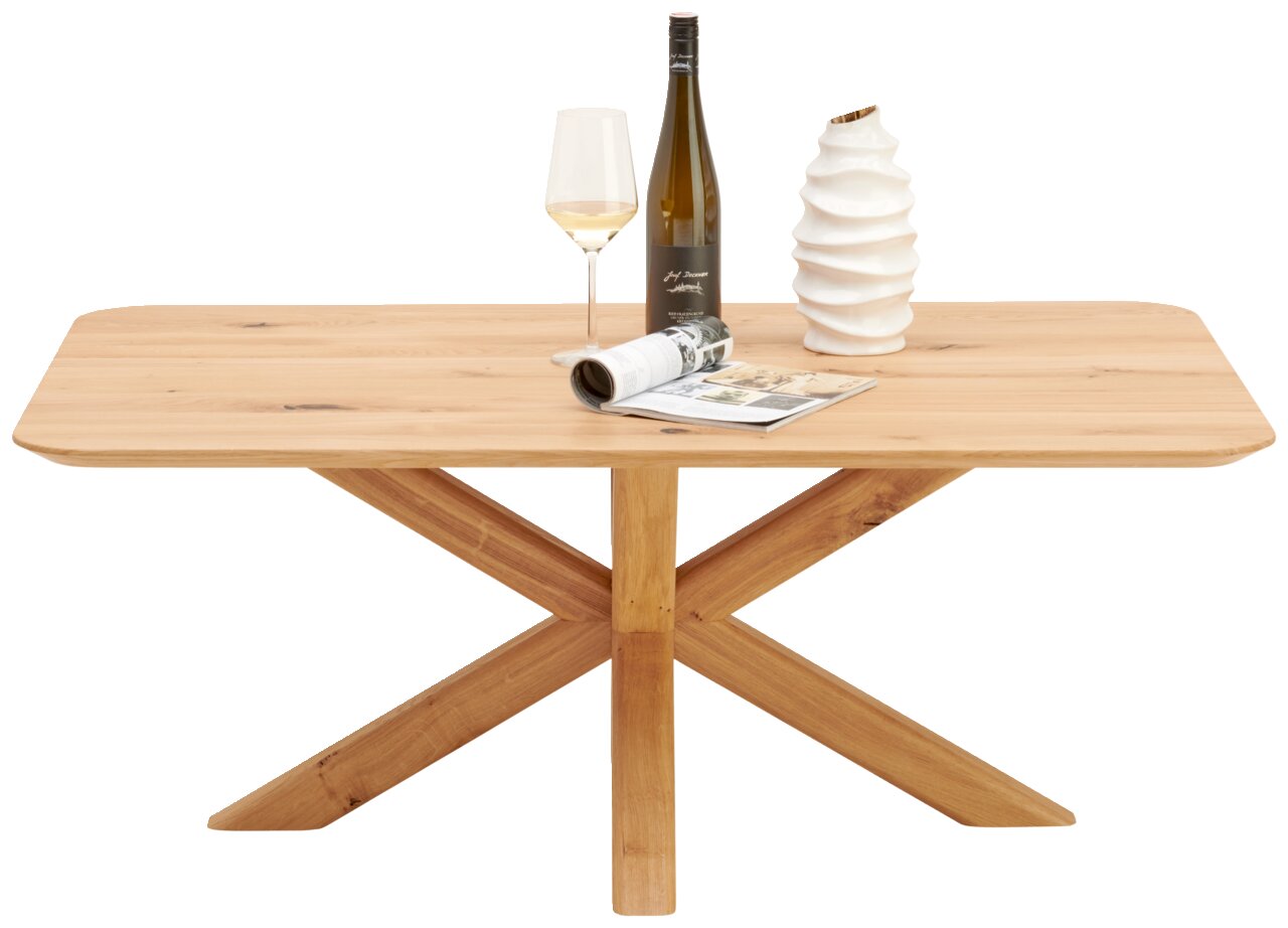 Houten salontafel LINUS van Linea Natura met een X-vormig onderstel, versierd met een vaas, een wijnfles en een glas, gezien vanuit het vooraanzicht.