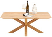 Houten salontafel LINUS van Linea Natura met een X-vormig onderstel, versierd met een vaas, een wijnfles en een glas, gezien vanuit het vooraanzicht.