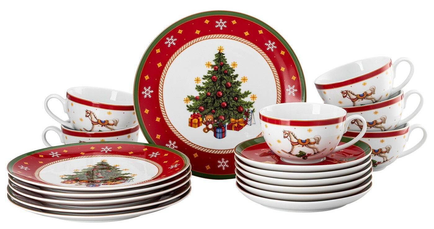 Kaffeeset 18-tlg. Happy Winter mit weihnachtlichem Design, bestehend aus Tassen und Tellern mit Weihnachtsbaum- und Schaukelpferdmotiven, aus einer leicht seitlichen Perspektive fotografiert.