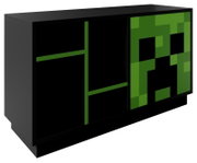 Schwarzes Sideboard mit grünen Akzenten und pixeligem Creeper-Motiv auf der rechten Schiebetür, gezeigt in schräger Frontansicht von links.