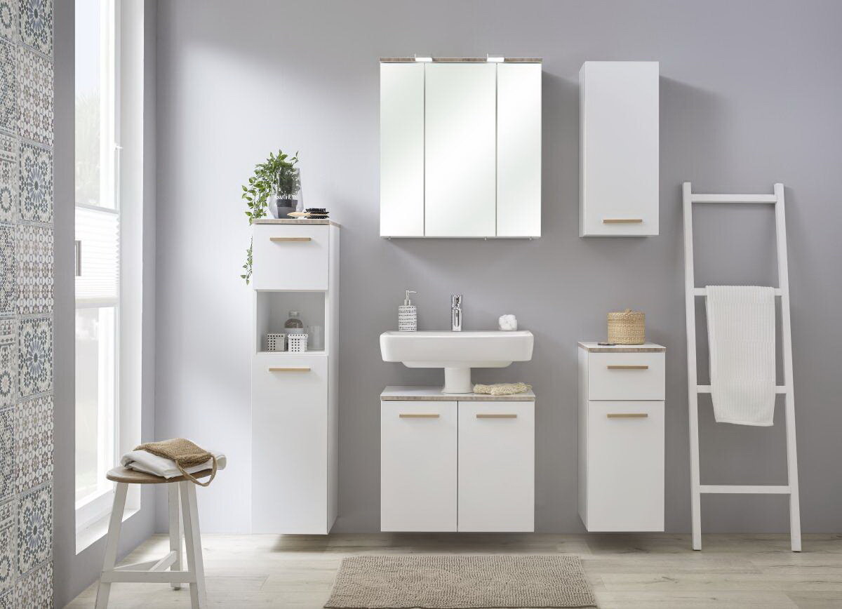 Moderner weißer Waschbeckenunterschrank in einem stilvollen Badezimmer, frontal betrachtet.