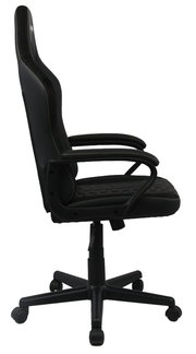 Seitliche Ansicht eines schwarzen Gaming-Stuhls mit Armlehnen und Rollen.