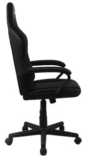Seitliche Ansicht eines schwarzen Gaming-Stuhls mit Armlehnen und Rollen.