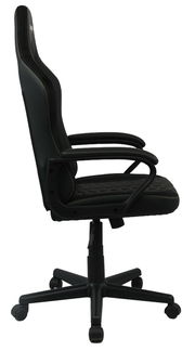 Seitliche Ansicht eines schwarzen Gaming-Stuhls mit Armlehnen und Rollen.