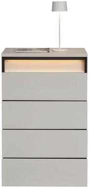 Hochkommode mit vier Schubladen, moderne graue Oberfläche, beleuchtetes Fach oben, Ansicht von vorne, dekoriert mit einer Tischlampe und einem Buch.