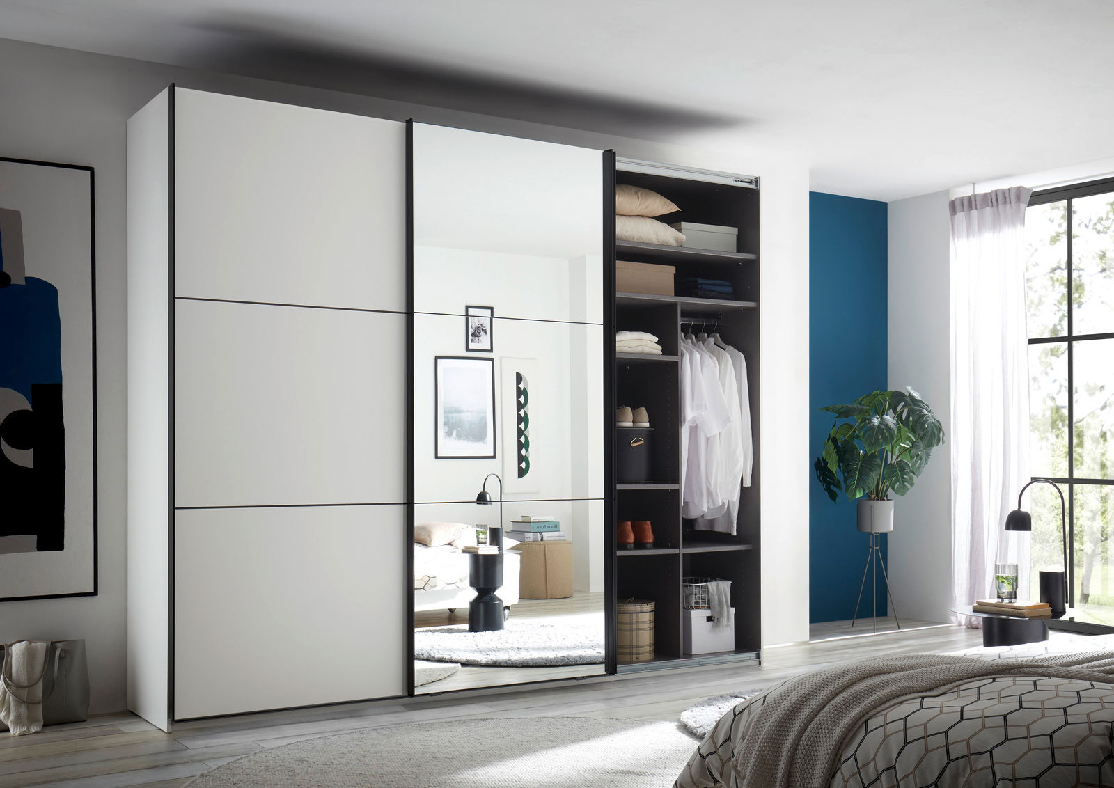 Moderner Schwebetürenschrank mit Spiegel und offener Tür, seitliche Perspektive