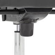 Nahaufnahme der Unterseite eines Chefsessels mit Fokus auf die Höhenverstellung und den Gasliftmechanismus.