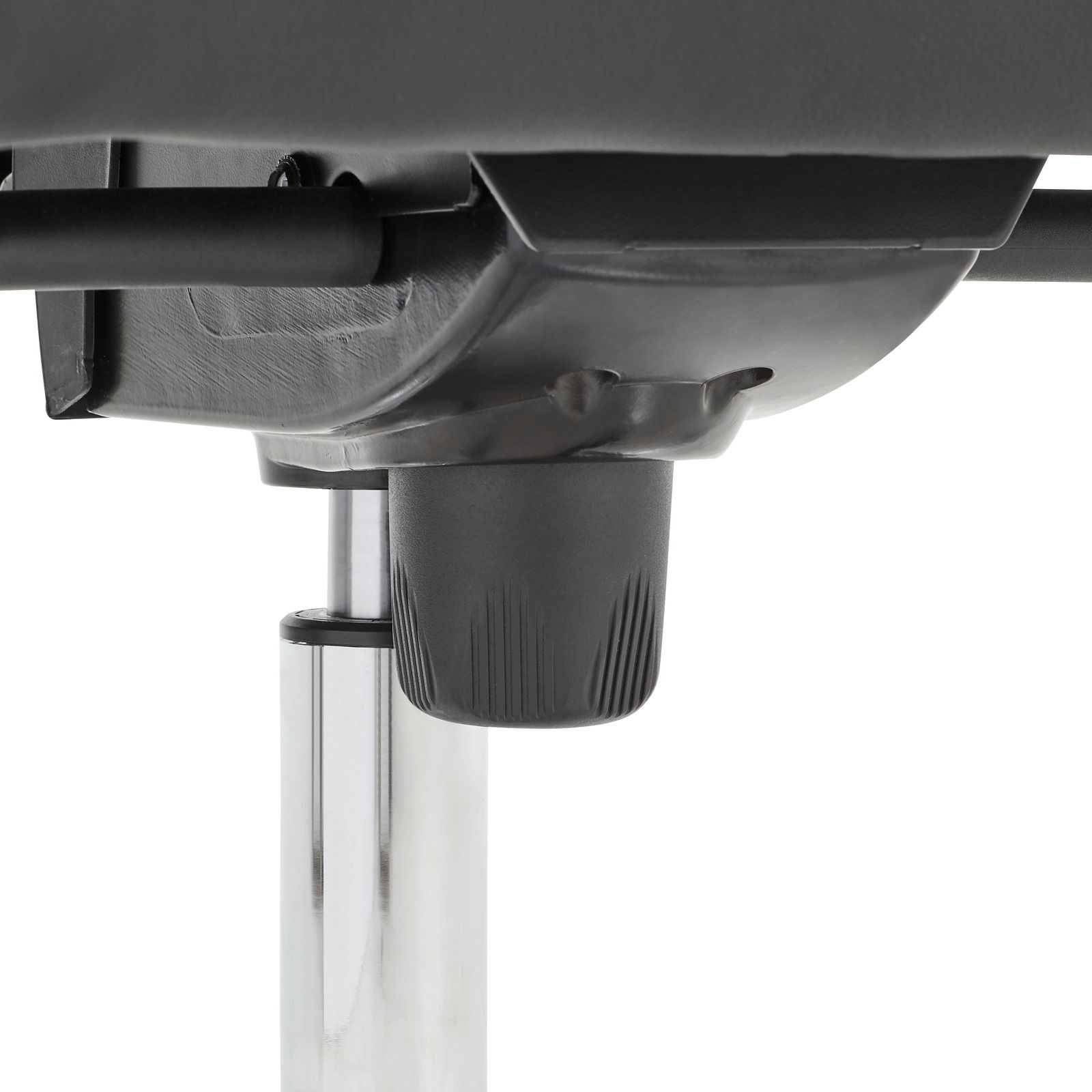 Nahaufnahme der Unterseite eines Chefsessels mit Fokus auf die Höhenverstellung und den Gasliftmechanismus.