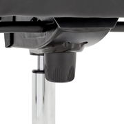 Nahaufnahme der Unterseite eines Chefsessels mit Fokus auf die Höhenverstellung und den Gasliftmechanismus.