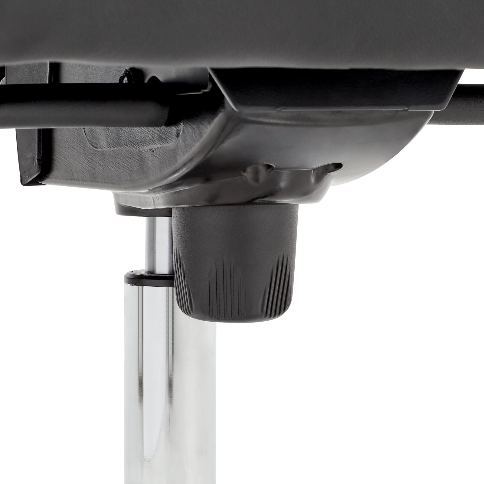 Nahaufnahme der Unterseite eines Chefsessels mit Fokus auf die Höhenverstellung und den Gasliftmechanismus.