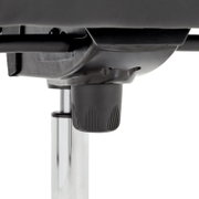 Nahaufnahme der Unterseite eines Chefsessels mit Fokus auf die Höhenverstellung und den Gasliftmechanismus.
