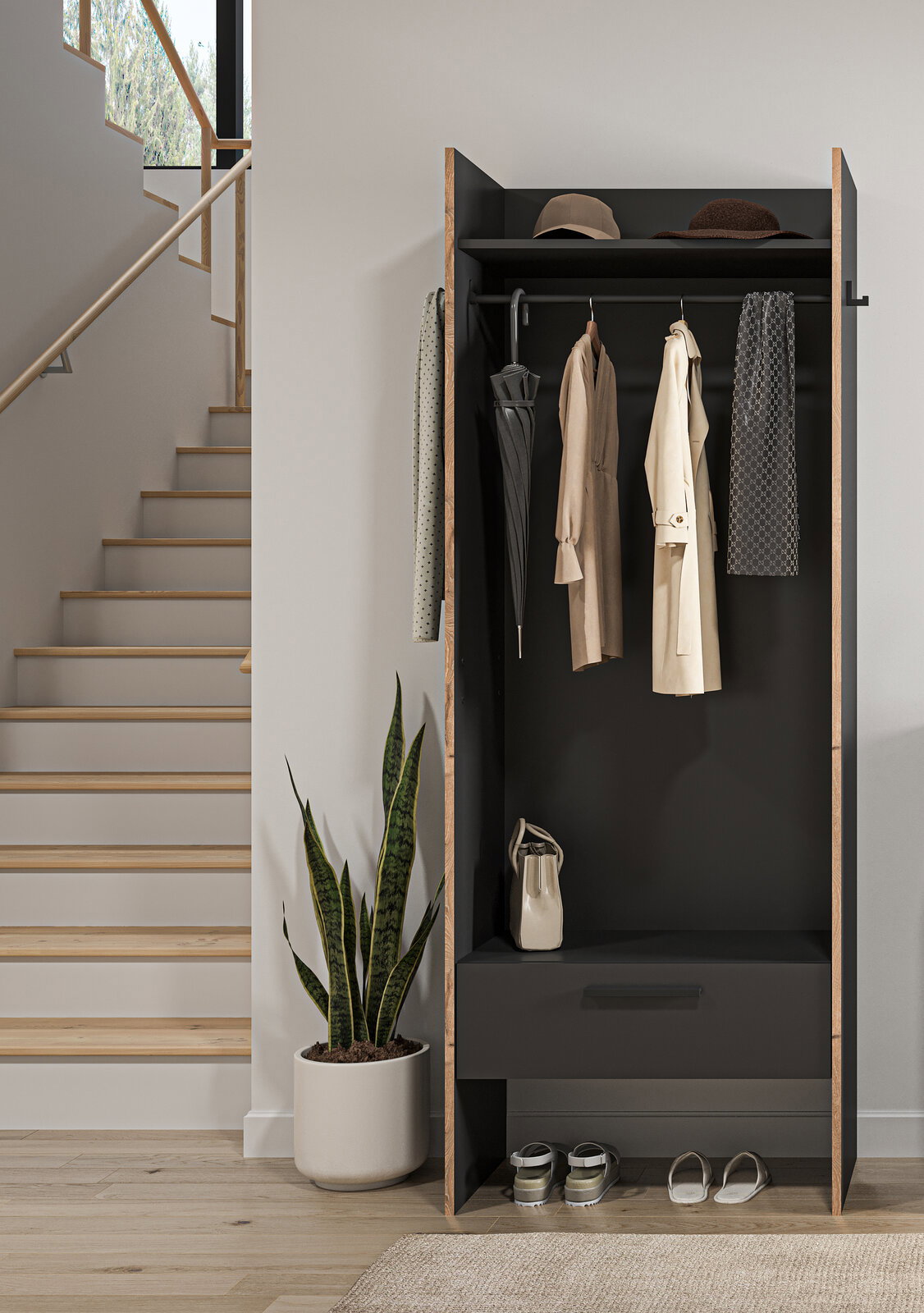 Offener Garderobenschrank in Schwarz mit Holzseiten, Kleiderstange, Ablage und Schublade, bestückt mit Mänteln, Schirm, Hüten und Schuhen; frontale Perspektive im Flur neben Treppe und Zimmerpflanze.
