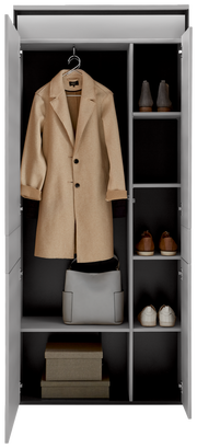 Frontale Ansicht eines Garderoben-Sets mit einem beigen Mantel, Schuhen und Taschen in einem offenen Schrank.