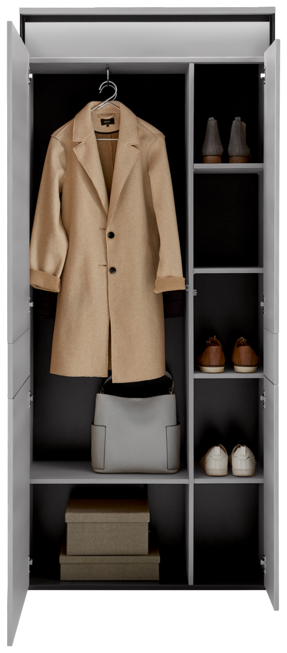 Frontale Ansicht eines Garderoben-Sets mit einem beigen Mantel, Schuhen und Taschen in einem offenen Schrank.