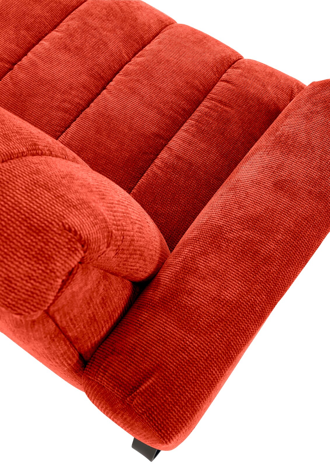 Nahaufnahme einer roten 2,5er-Sitzbank aus Stoff, schräg von oben fotografiert.