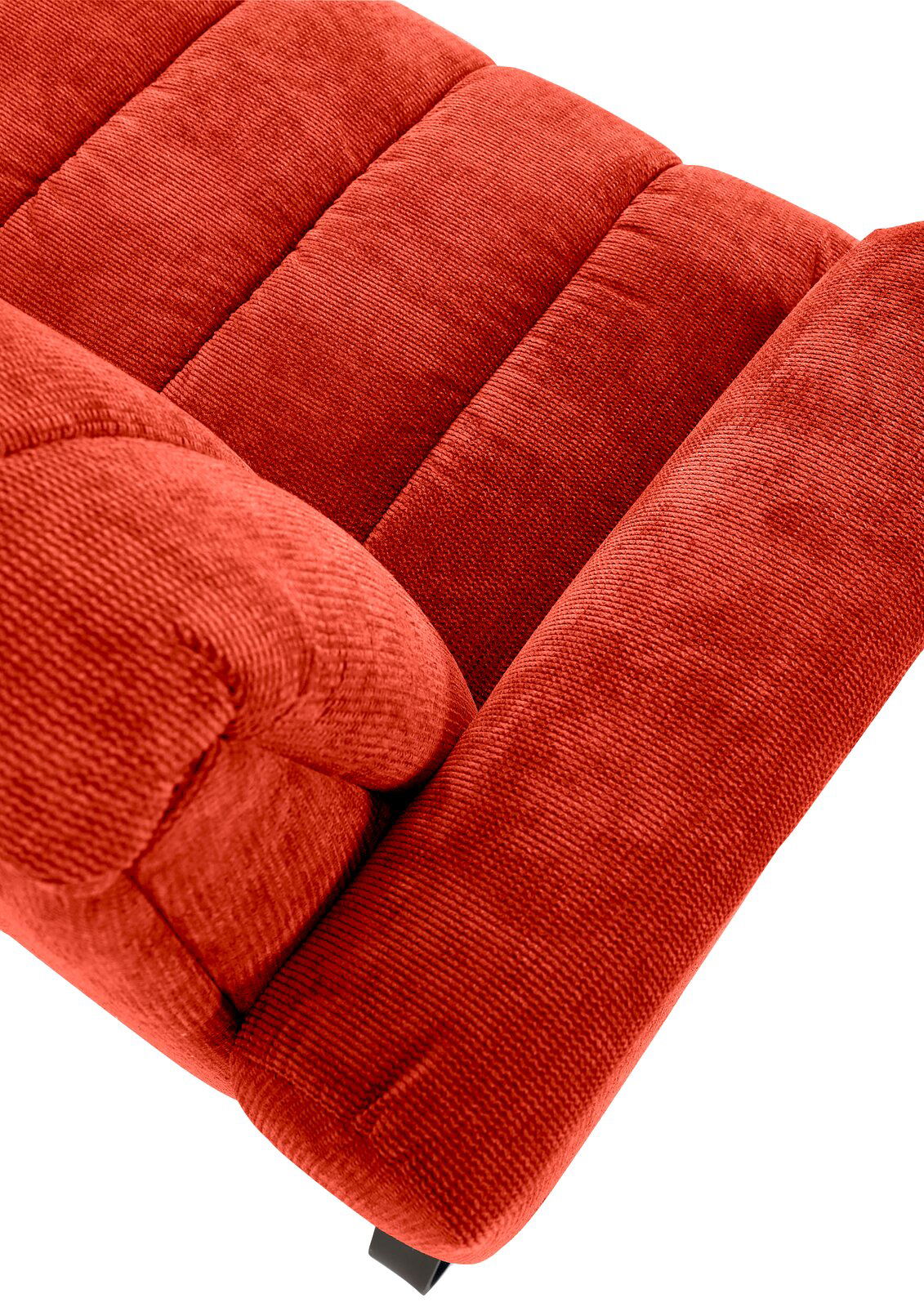 Nahaufnahme einer roten 2,5er-Sitzbank aus Stoff, schräg von oben fotografiert.