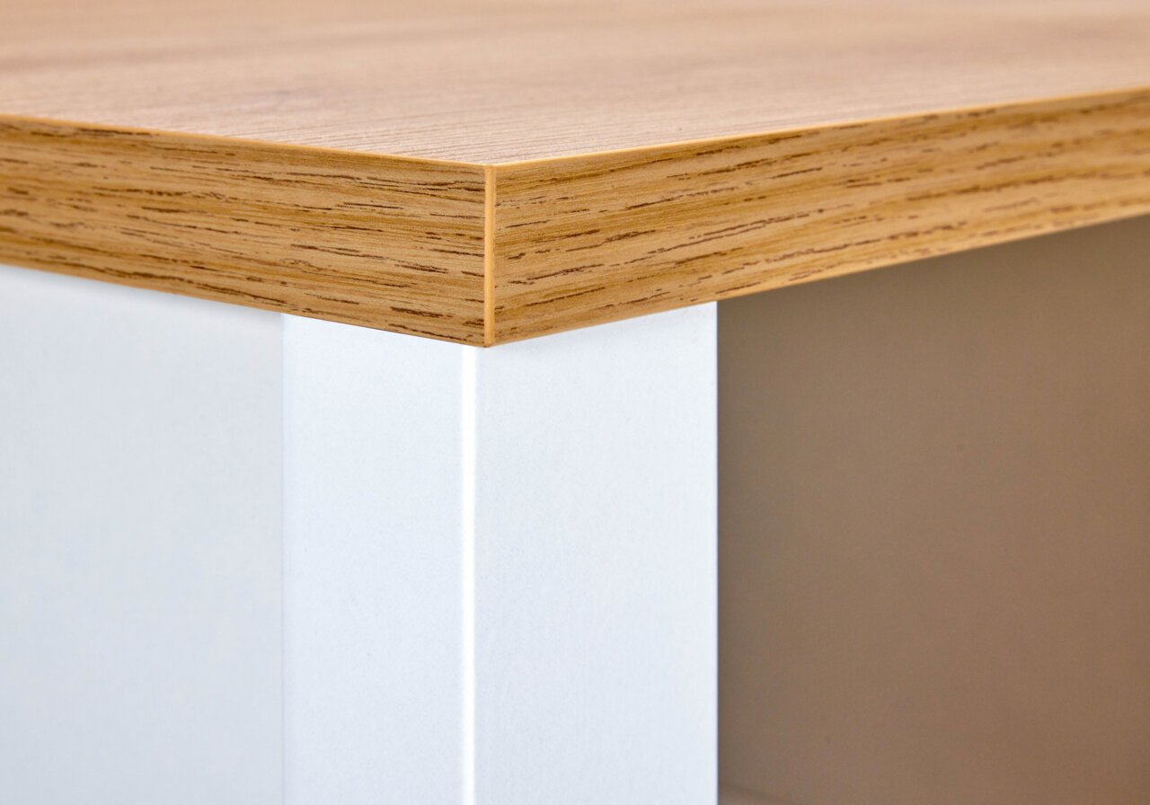 Nahaufnahme einer Ecke eines Standregals mit Holzoptik-Oberfläche und weißem Korpus, Perspektive von oben.