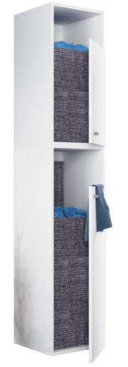 Weißer, hoher Badezimmerschrank mit zwei offenen Türen und Stoffkörben in Dunkelgrau, mit blauem Handtuch; Ansicht schräg von vorn.