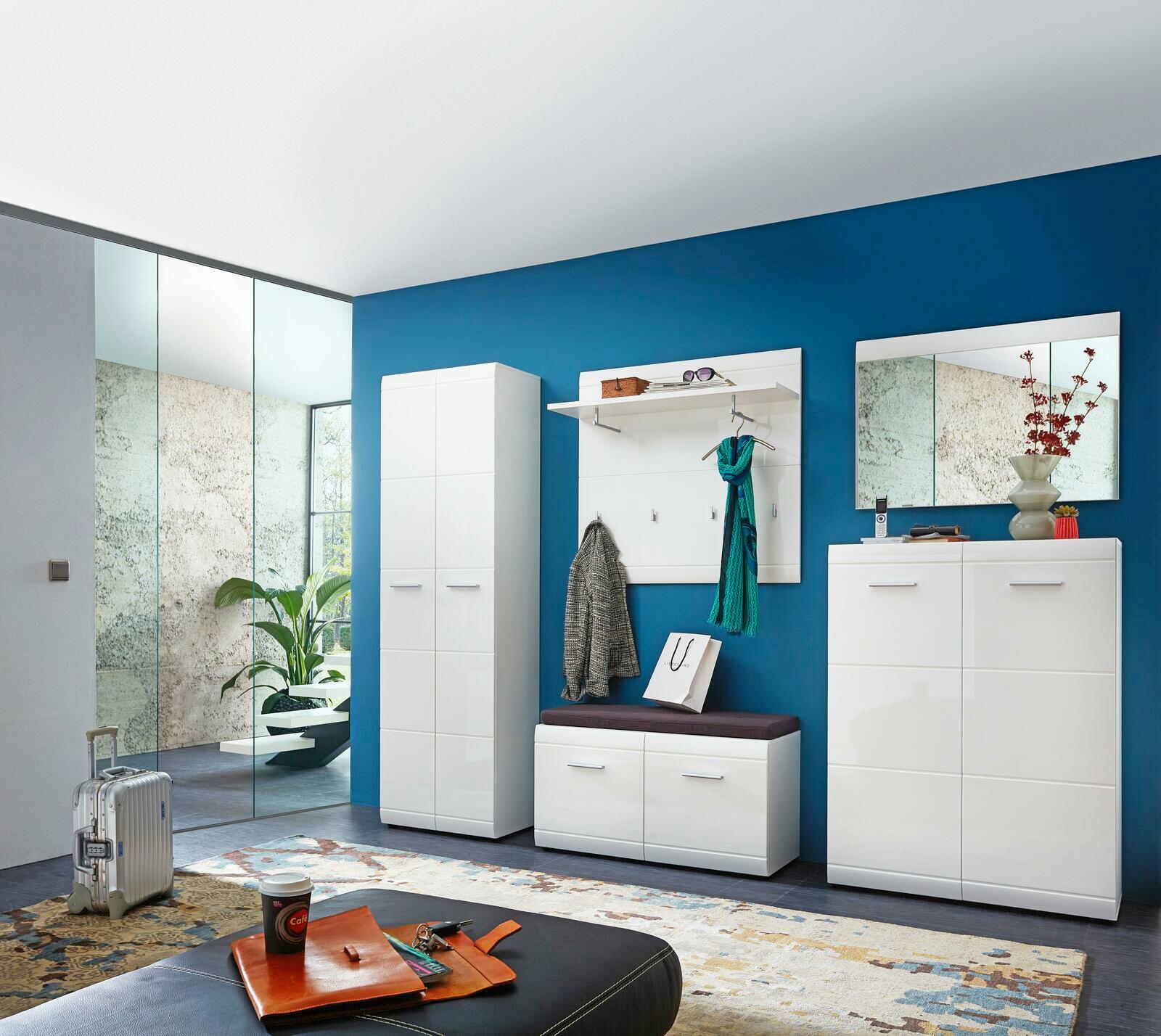 Moderne Garderobeneinrichtung mit weißem Hochglanz-Schuhschrank, Garderobenpaneel mit Ablage und Haken, Sitzbank mit Kissen und großem Spiegel, Perspektive von vorne