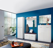 Moderne Garderobeneinrichtung mit weißem Hochglanz-Schuhschrank, Garderobenpaneel mit Ablage und Haken, Sitzbank mit Kissen und großem Spiegel, Perspektive von vorne