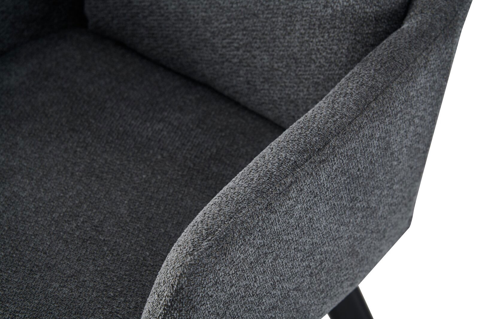 Nahaufnahme eines dunkelgrauen, gepolsterten Stoffsessels mit Armlehne und Sitzfläche, schräg von vorne/rechts aufgenommen
