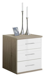 Schubkastenkommode mit drei Schubladen, Holzoptik und weißen Fronten, dekoriert mit zwei silbernen Kerzenhaltern und einem Bilderrahmen, seitliche Perspektive