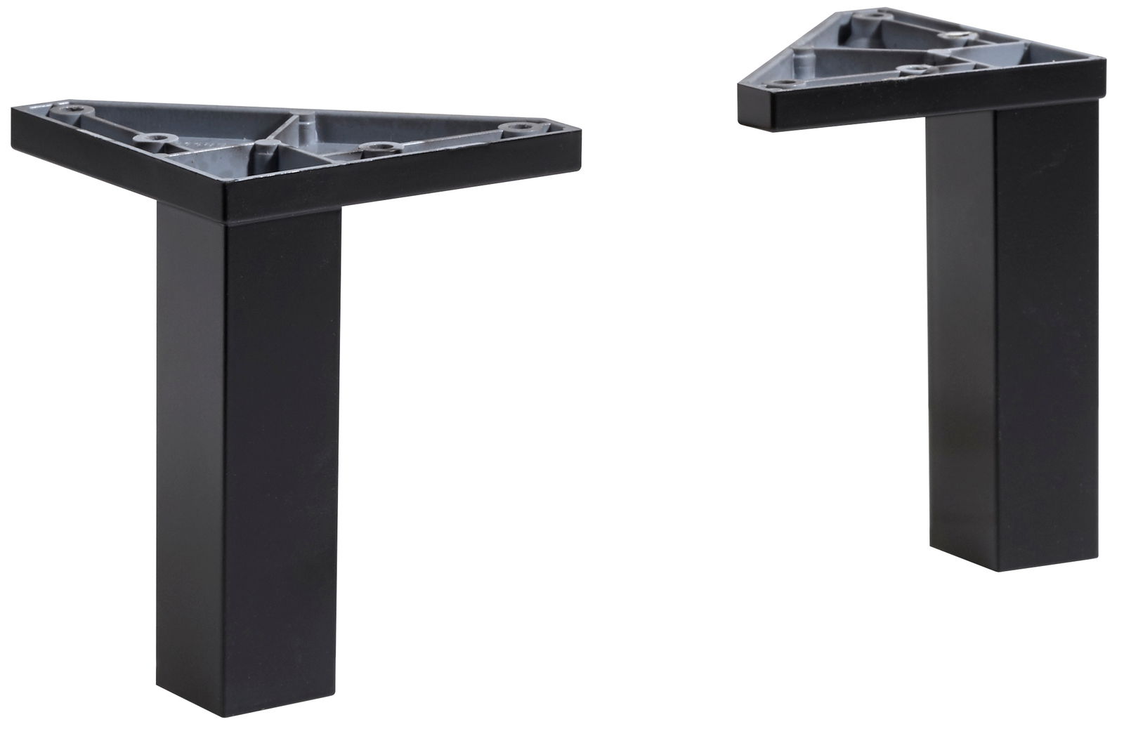 Zwei schwarze, dreieckige Möbelfüße aus Metall, perspektivisch von der Seite fotografiert.