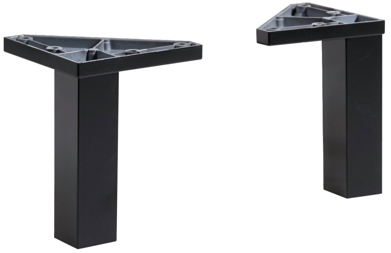 XORA Fuß-Set, 2-teilig XO1000 Zwei schwarze, dreieckige Möbelfüße aus Metall, perspektivisch von der Seite fotografiert.