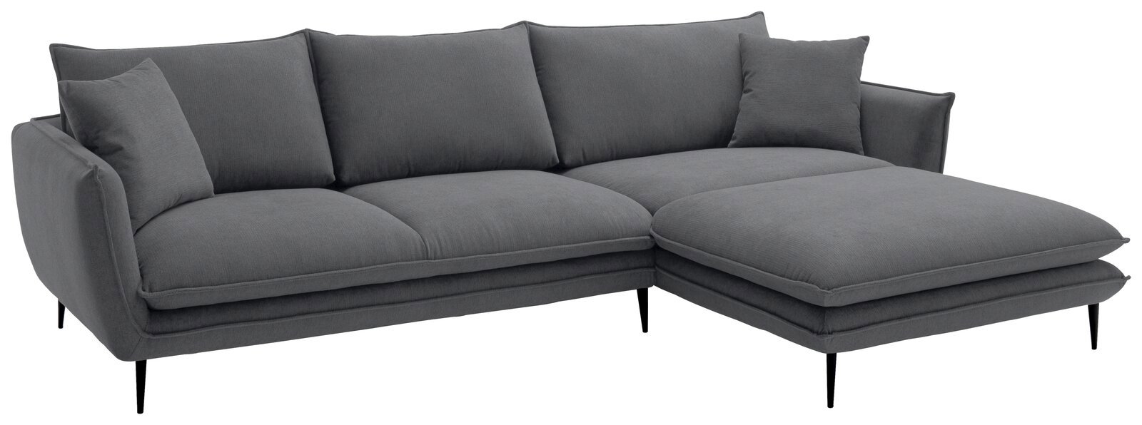 Hom´in Ecksofa LUNA Dunkelgraues L-förmiges Ecksofa mit rechter Ottomane/Longchair, drei Sitz- und Rückenkissen sowie zwei Zierkissen auf schlanken schwarzen Metallfüßen, freigestellt in Frontansicht leicht schräg von links