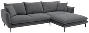 Dunkelgraues L-förmiges Ecksofa mit rechter Ottomane/Longchair, drei Sitz- und Rückenkissen sowie zwei Zierkissen auf schlanken schwarzen Metallfüßen, freigestellt in Frontansicht leicht schräg von links