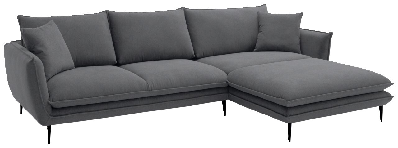 Dunkelgraues L-förmiges Ecksofa mit rechter Ottomane/Longchair, drei Sitz- und Rückenkissen sowie zwei Zierkissen auf schlanken schwarzen Metallfüßen, freigestellt in Frontansicht leicht schräg von links