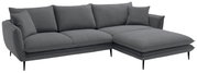 Dunkelgraues L-förmiges Ecksofa mit rechter Ottomane/Longchair, drei Sitz- und Rückenkissen sowie zwei Zierkissen auf schlanken schwarzen Metallfüßen, freigestellt in Frontansicht leicht schräg von links