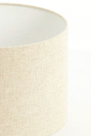 Nahaufnahme eines zylindrischen, cremefarbenen Lampenschirms mit texturierter Oberfläche, seitliche Perspektive.