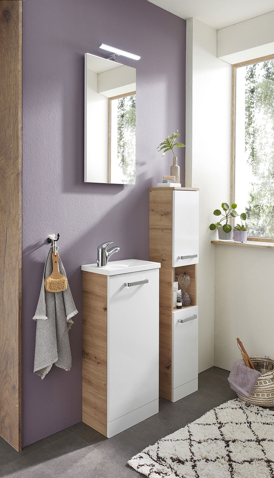 Moderner Mineralmarmorwaschtisch in einem stilvollen Badezimmer, frontal betrachtet, mit Holz- und Weißakzenten, Spiegel und Pflanzen.