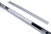Silbernes lineares LED-Leuchtengehäuse mit abgenommener Abdeckung, sichtbar integriertem LED-Treiber und Verkabelung, Produktansicht in schräger Draufsicht von oben.