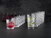 Ein Set von zwölf Bossa Nova Bechern, stilvoll auf einem dunklen Hintergrund arrangiert. Die Becher haben ein elegantes, geflochtenes Design. Zwei der Becher sind mit Getränken gefüllt, einer mit rotem und der andere mit klarem Getränk und Limettenstücken