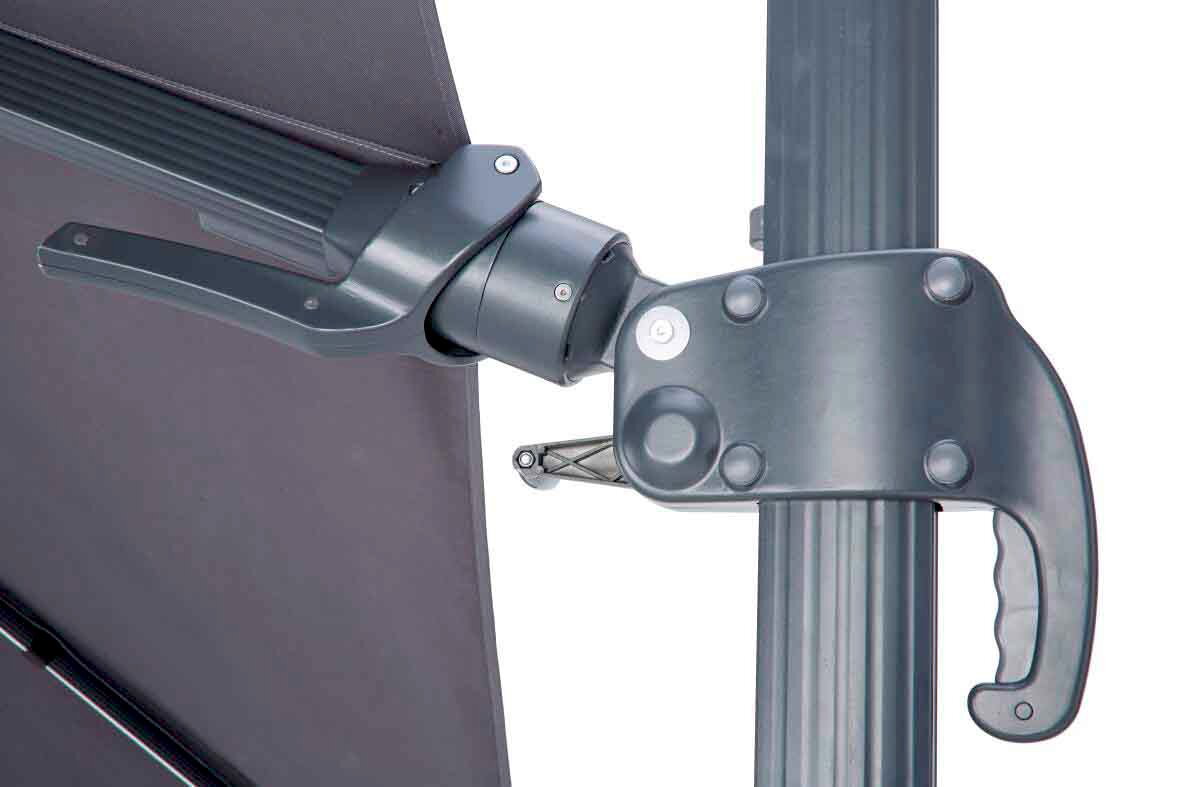 Nahaufnahme eines grauen Ampelschirms mit Hebelmechanismus, seitliche Perspektive