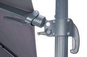 Nahaufnahme eines grauen Ampelschirms mit Hebelmechanismus, seitliche Perspektive