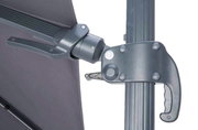 Nahaufnahme eines grauen Ampelschirms mit Hebelmechanismus, seitliche Perspektive