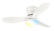 Weißer Deckenventilator mit drei Flügeln und integrierter LED-Leuchte, schräg von unten in Nahaufnahme vor weißem Hintergrund