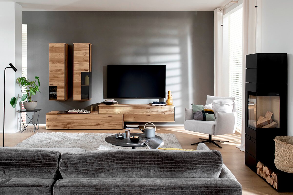 Schöner Wohnen Wandcombinatie ANDRA Moderne Wohnzimmeransicht mit der Schöner Wohnen Wandkombination ANDRA in Holzoptik, bestehend aus hängenden Schränken und einem TV-Board, frontal betrachtet.
