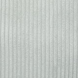 Nahaufnahme eines hellgrauen, gerippten Stoffes, der für das Sofa 3-Sitzer DOMINIQUE verwendet wird.