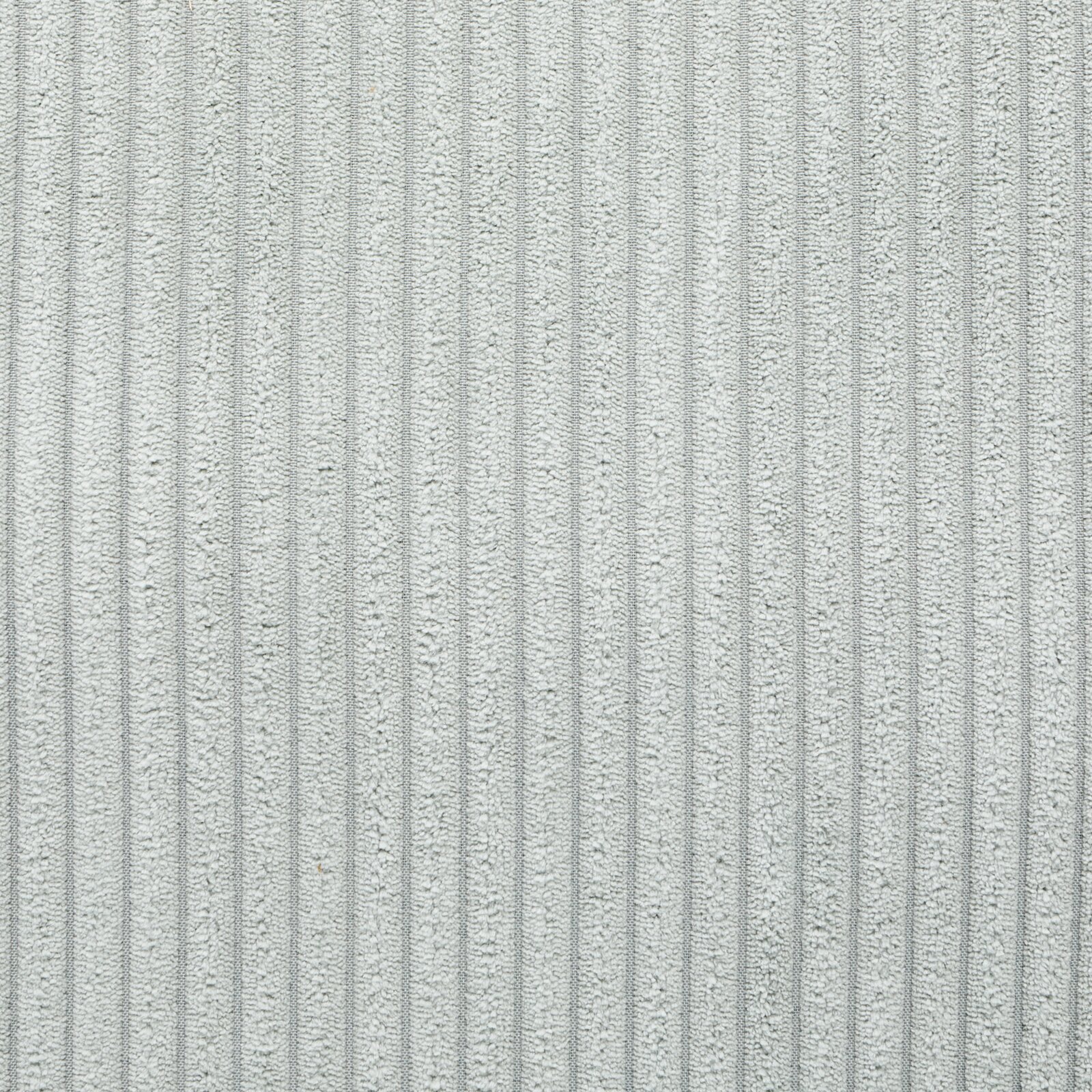 Nahaufnahme eines hellgrauen, gerippten Stoffes, der für das Sofa 3-Sitzer DOMINIQUE verwendet wird.