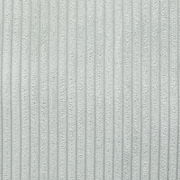 Nahaufnahme eines hellgrauen, gerippten Stoffes, der für das Sofa 3-Sitzer DOMINIQUE verwendet wird.