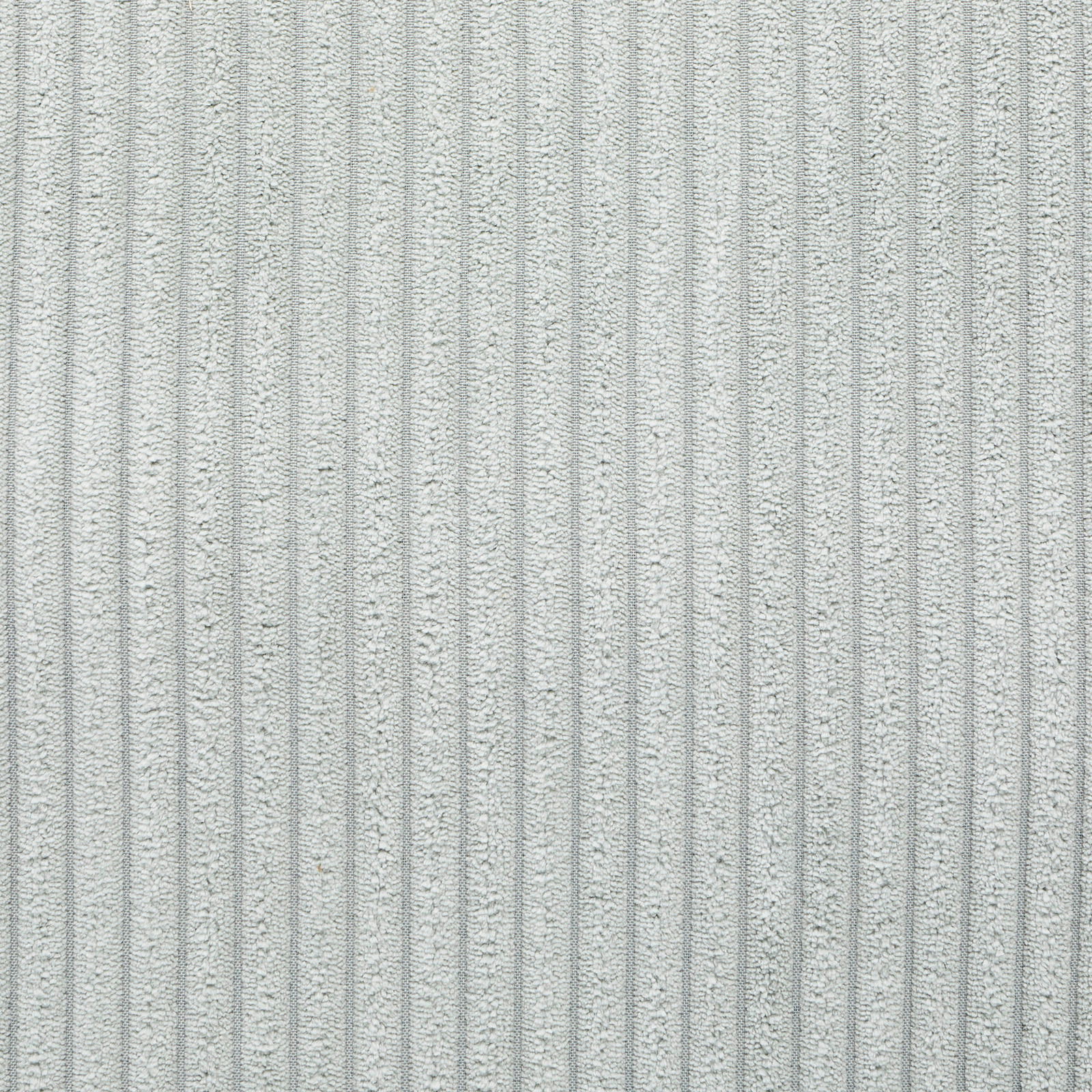 Nahaufnahme eines hellgrauen, gerippten Stoffes, der für das Sofa 3-Sitzer DOMINIQUE verwendet wird.