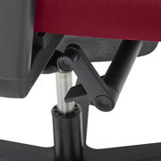 Nahaufnahme eines Drehstuhls mit rotem Stoffbezug und schwarzem Mechanismus, seitliche Perspektive