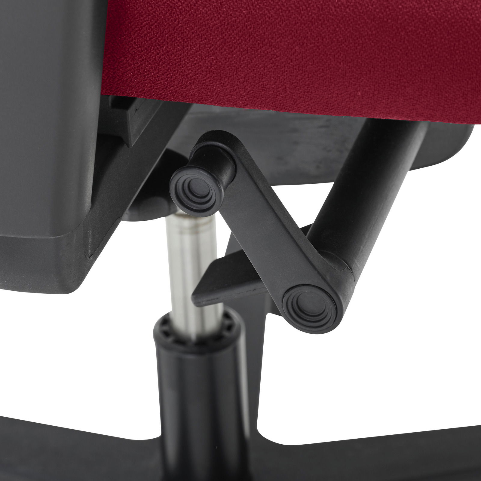 Nahaufnahme eines Drehstuhls mit rotem Stoffbezug und schwarzem Mechanismus, seitliche Perspektive