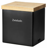 Schwarze Vorratsdose mit Holzdeckel, Aufschrift 'Zwiebeln', seitliche Perspektive